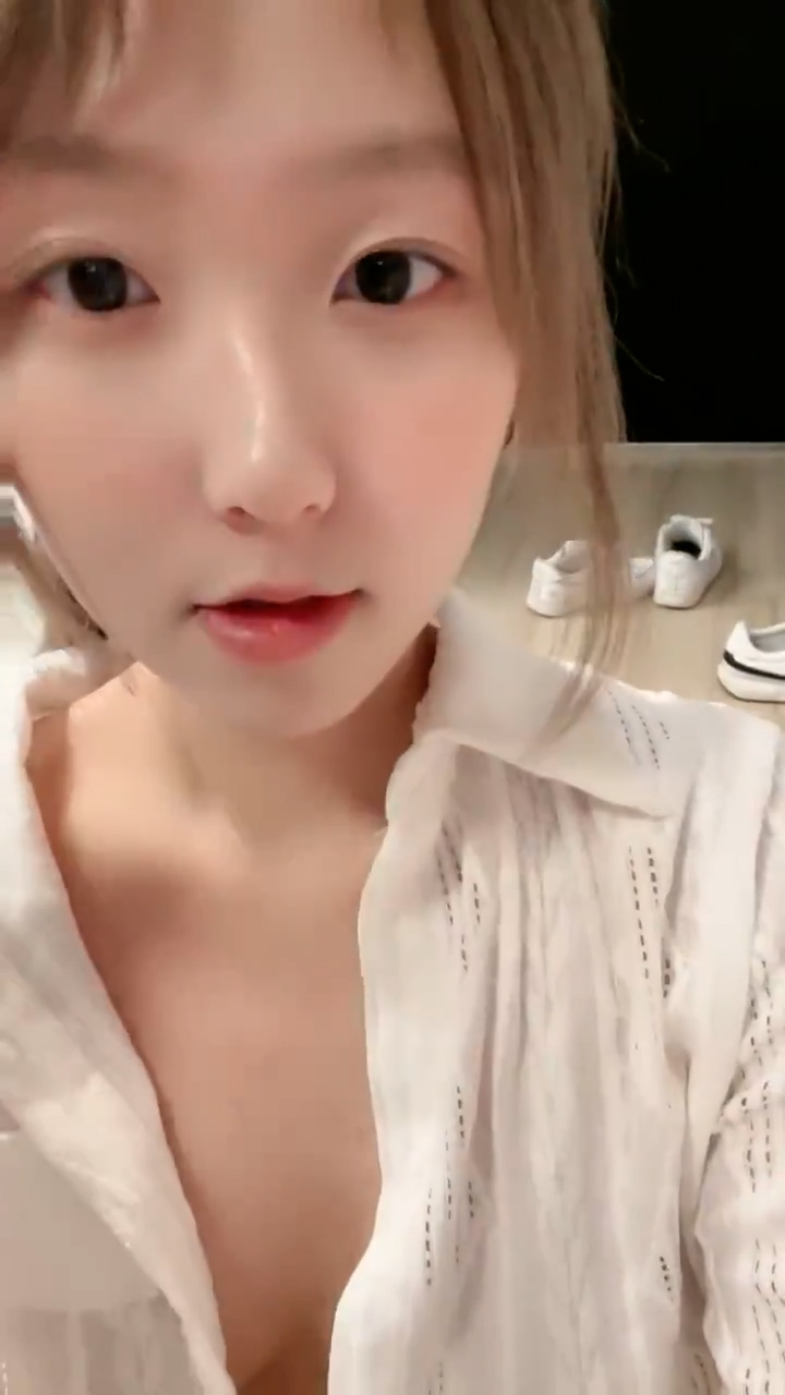 说话温柔甜美少女！没穿内裤自摸！扒开骚穴，手指扣入水声哗哗，爽的的低低呻吟，淫水流出搞得湿湿